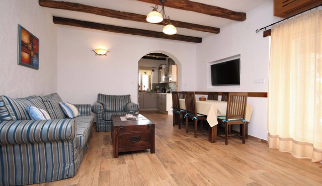 Spacious Ground Floor Retreat with Pool for Families & Groups