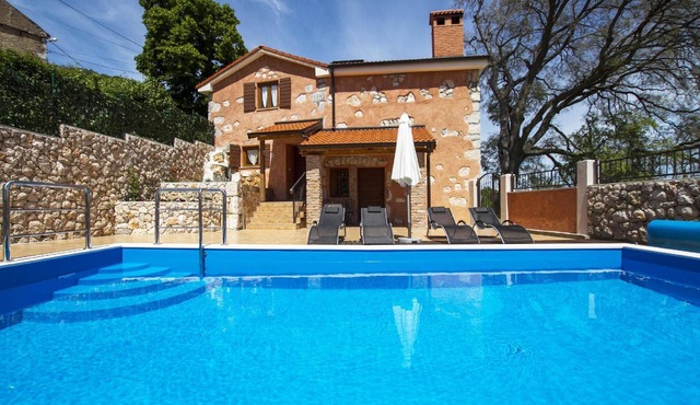Spacious house with heatable pool