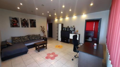 Spacious, modern condo in new villa - sleeps 6 in Bucharest