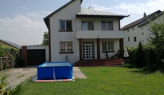 Spacious Villa by the lake 20km to airport and downtown Bucharest in Samurcasi