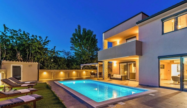 Spacious villa in Pula with heated pool in Pula