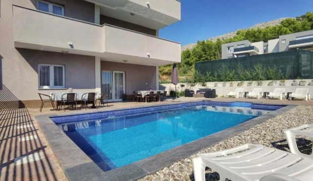 Spacious Villa "La Famiglia" with private heated pool