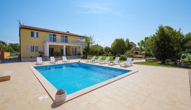 Spacious villa with swimming pool and garden - Villa Anica