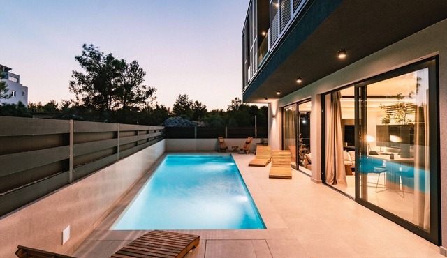 Spectacular Villa Domina with pool, jacuzzi and sauna
