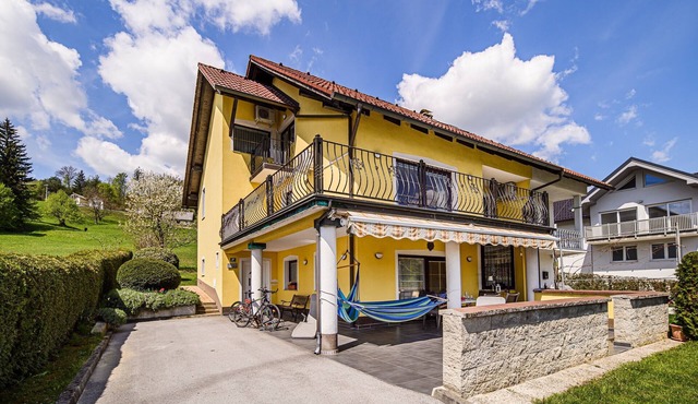 Split three bedroom apartment with terrace in Podcetrtek