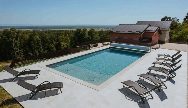 Stay among vineyards with private sauna and nature views