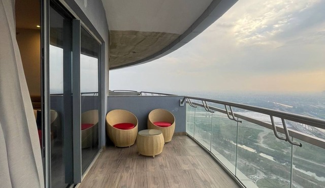 Stay in luxurious s in Noida