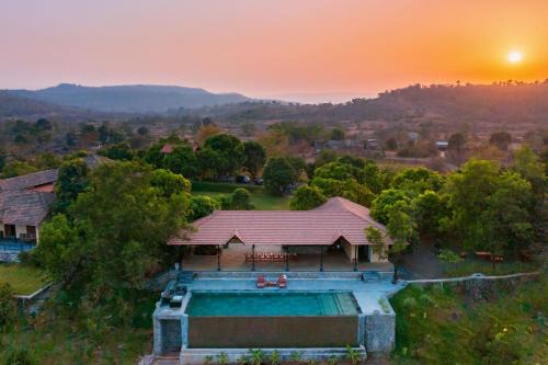 StayVista's Basalt - 5BHK Pet-Friendly Villa with Infinity Pool in Karjat