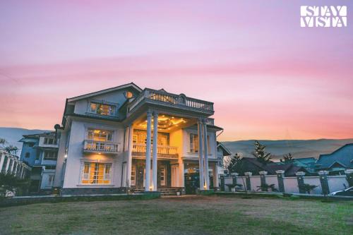StayVista's Midsummer Moon - 5BHK Mountain-View Villa with Bonfire in Srinagar