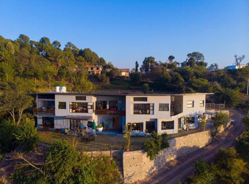 StayVista's Nivriti - 4BHK Villa with Heated Pool & Pet Friendly in Kasauli