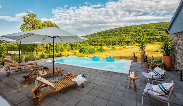 Stone Garden Villa - Escape from busy life with infinity pool and hot tub