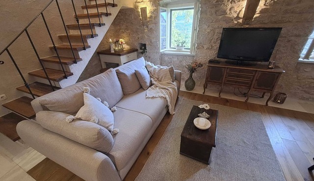 Stone House Lola - Two Bedroom Holiday Home