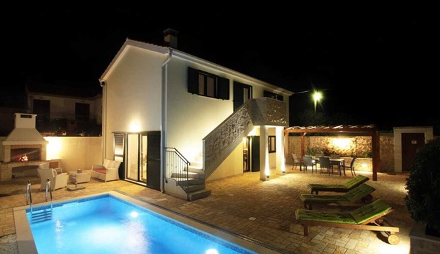 Stone Villa Castello Coza II. with pool, close to the sea and Velebit mountain