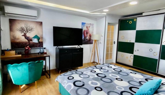 Studio 40 square metres, 1.2 km to the centre, 2-3 minutes to the Bucharest Mall in București