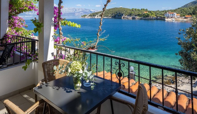 Studio flat near beach Cove Pokrivenik, Hvar (AS-10427-a)