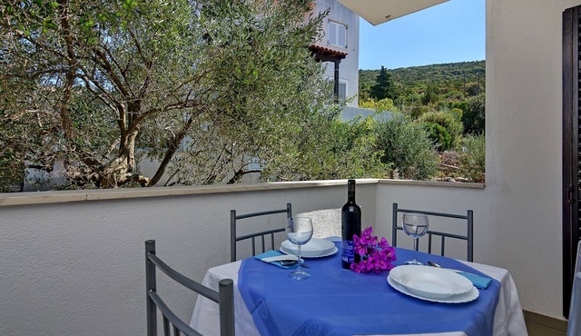 Studio flat near beach Cove Pokrivenik (Hvar) (AS-5231-c)