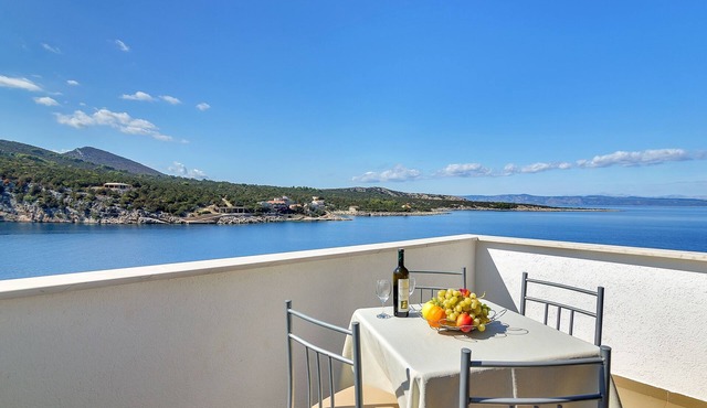 Studio flat near beach Cove Pokrivenik (Hvar) (AS-5231-d)
