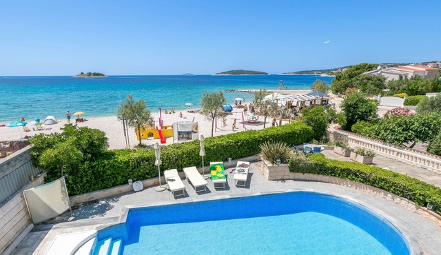 Studio flat with a swimming pool by the beach Rogoznica (AS-7557-a)