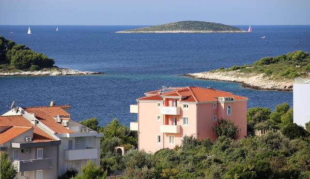 Studio flat with balcony and sea view Zečevo Rtić, Rogoznica (AS-10400-a)