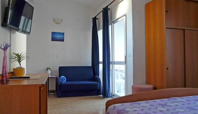 Studio flat with balcony and sea view Drvenik Donja vala, Makarska (AS-6756-a)