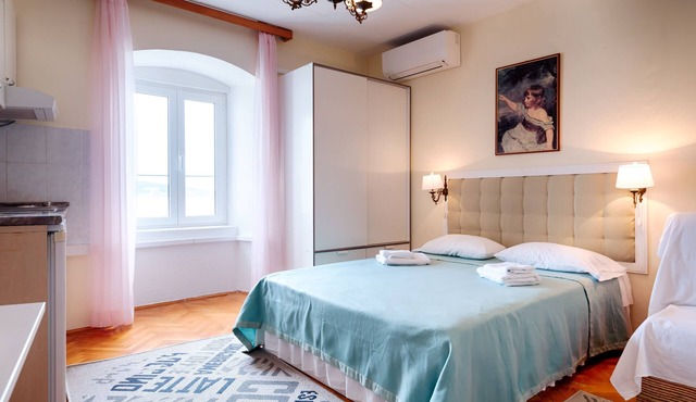 Studio flat with terrace and sea view Komiža, Vis (AS-2431-a)