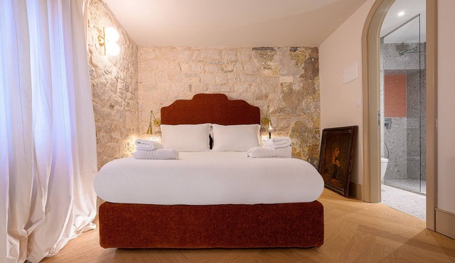 Stunning 3-bedroom heritage stone house, 70 meters from the beach.