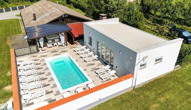 Stunning home in Kapela with kitchen