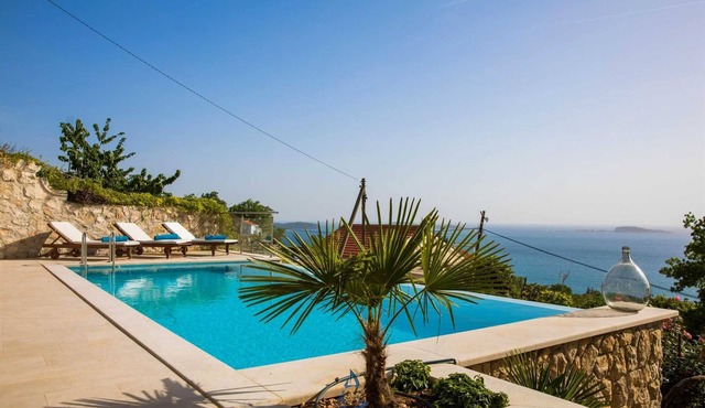 Stunning luxury 6-BR villa for 12+2, with heated pool, close to the sea in Mlini