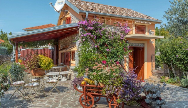 Stunning private villa for 2 guests with WIFI, A/C, TV, patio and pets allowed