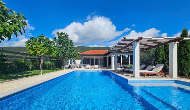 Stunning private villa for 8 guests with hot tub, private pool, A/C, WIFI, TV and terrace