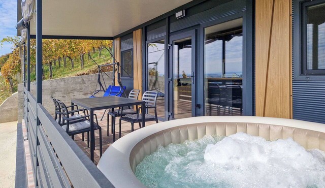 Stunning private villa with hot tub, A/C, WIFI, TV, terrace, pets allowed and panoramic view
