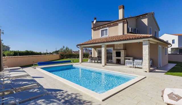 Stunning private villa for 8 guests with WIFI, private pool, A/C, TV, terrace and pets allowed in Loborika