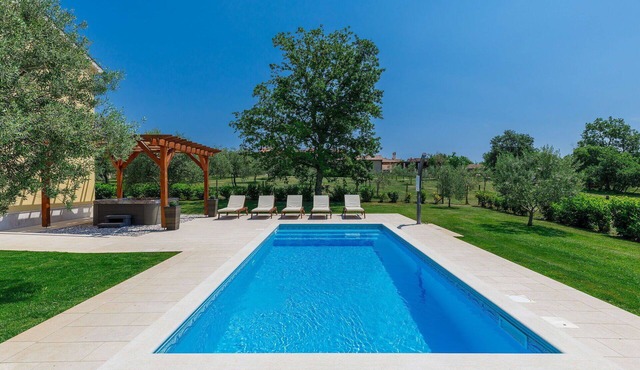 Stunning private villa for 8 people with WIFI, A/C, private pool, hot tub, TV and patio