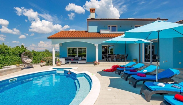 Stunning private villa for 8 people with WIFI, A/C, private pool, TV and patio