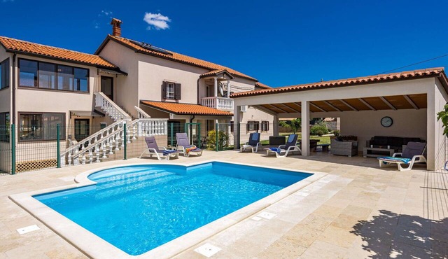 Stunning private villa for 12 people with private pool, A/C, WIFI, TV and terrace
