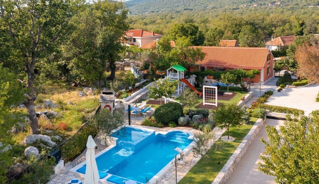 Stunning private villa for 8 guests with WIFI, A/C, private pool, TV and terrace