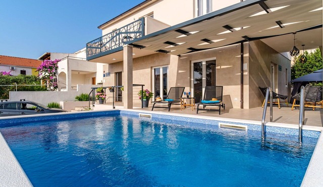 Stunning private villa for 8 guests with A/C, private pool, WIFI, TV and terrace