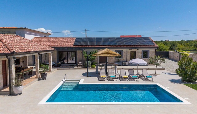 Stunning private villa for 8 guests with A/C, WIFI, private pool, TV, terrace and pets allowed