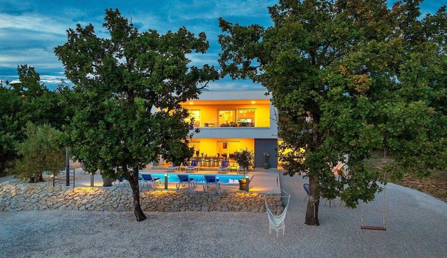 Stunning private villa for 8 guests with WIFI, A/C, private pool, TV and terrace