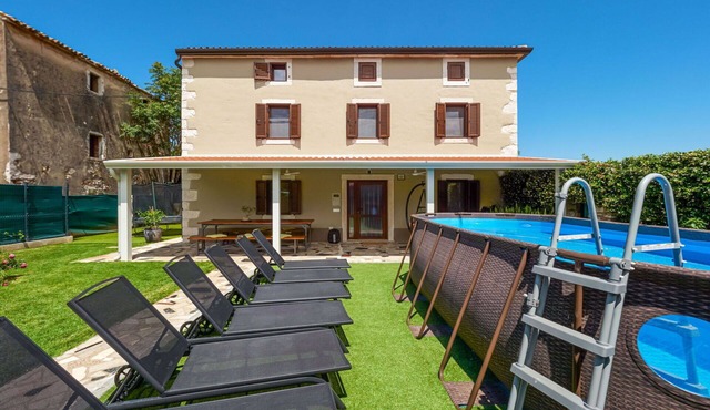 Stunning private villa for 7 people with private pool, WIFI, A/C, TV, terrace and parking