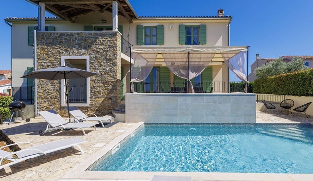 Stunning private villa for 8 people with private pool, WIFI, A/C, TV, terrace and panoramic view in Umag