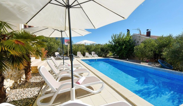 Stunning private villa for 4 people with pool, A/C, WIFI, TV and terrace