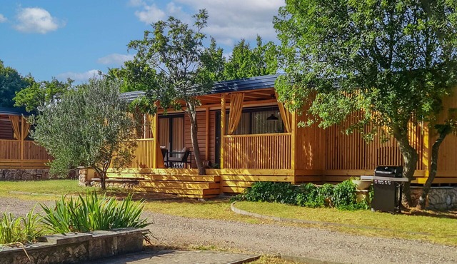 Stunning private villa for 5 guests with A/C, WIFI, pool, hot tub, TV, terrace and pets allowed