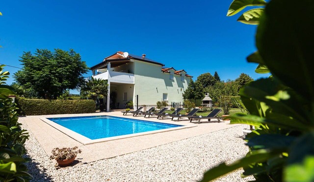 Stunning private villa for 10 guests with WIFI, private pool, A/C, TV and terrace