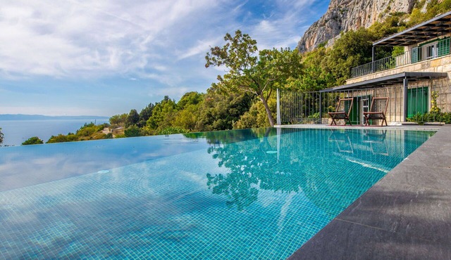 Stunning private villa for 8 people with A/C, WIFI, private pool, TV, terrace and pets allowed in Kotišina