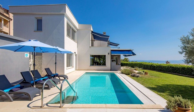 Stunning private villa for 10 people with WIFI, A/C, private pool, TV and terrace