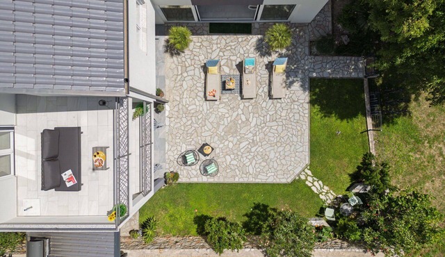 Stunning private villa for 8 guests with private pool, WIFI, A/C, TV, terrace and pets allowed in Rijeka