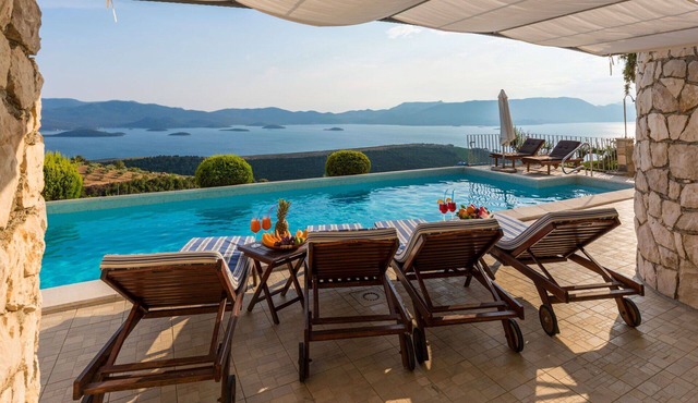 Stunning private villa with WIFI, A/C, private pool, hot tub, TV, terrace and pets allowed