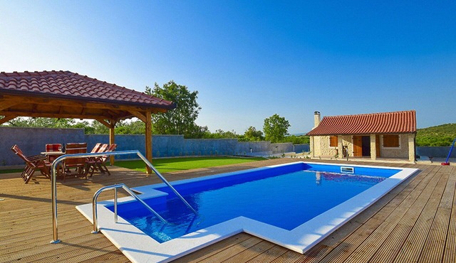 Stunning private villa with A/C, hot tub, private pool, WIFI, TV, patio and pets allowed