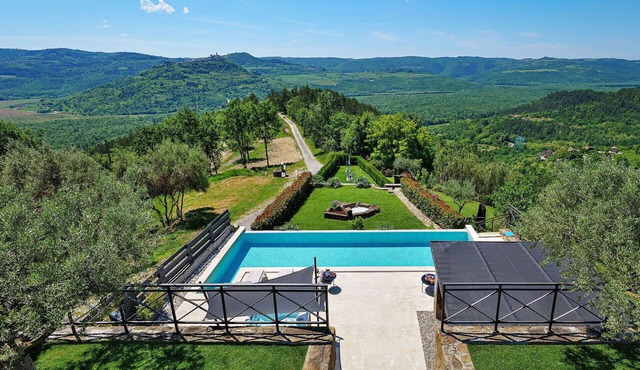 Stunning private villa with private pool, hot tub, A/C, WIFI, TV, terrace and panoramic view